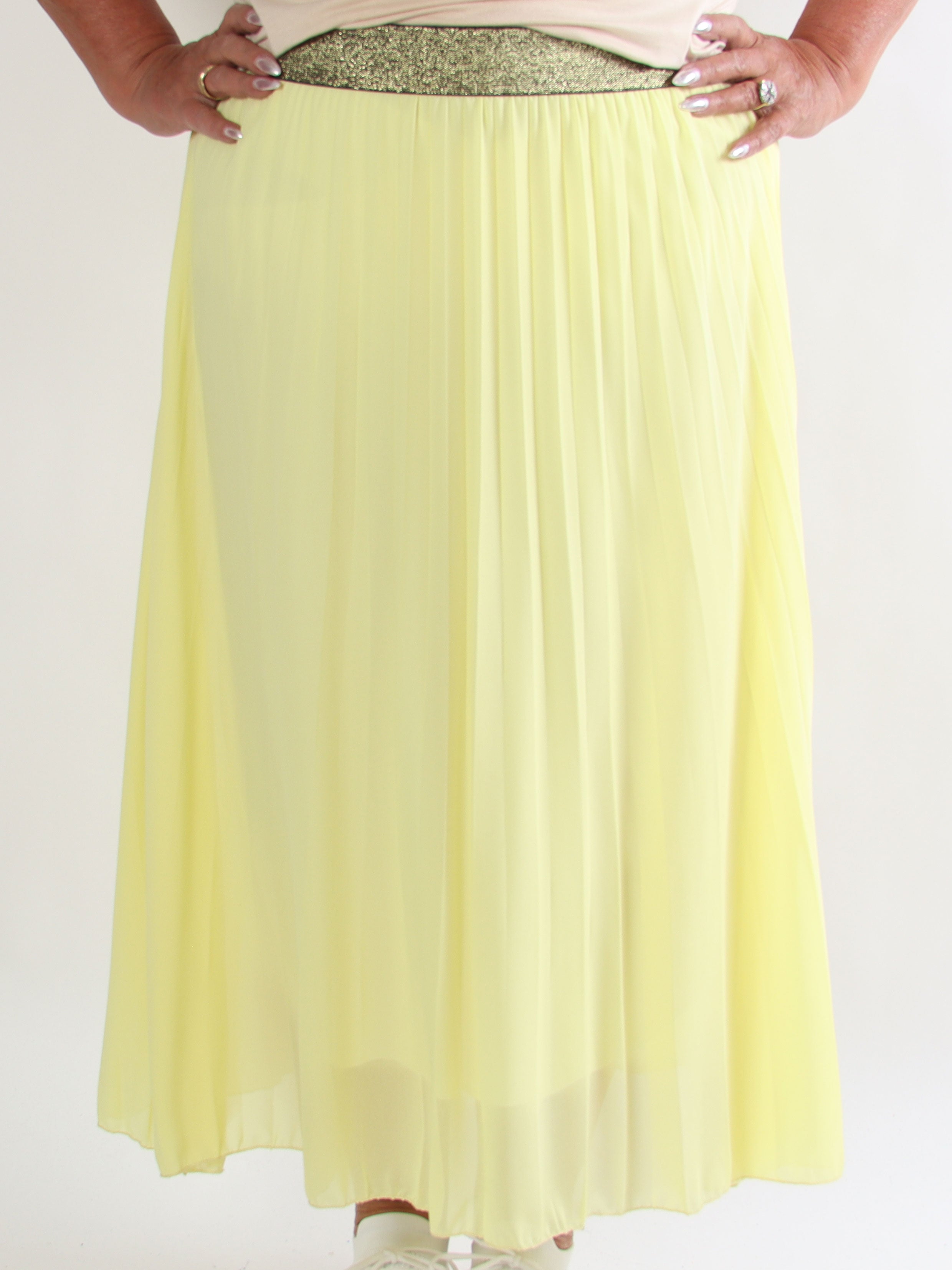 Kirila - Plisseret plus size nederdel i let chiffon med gylden elastikkant